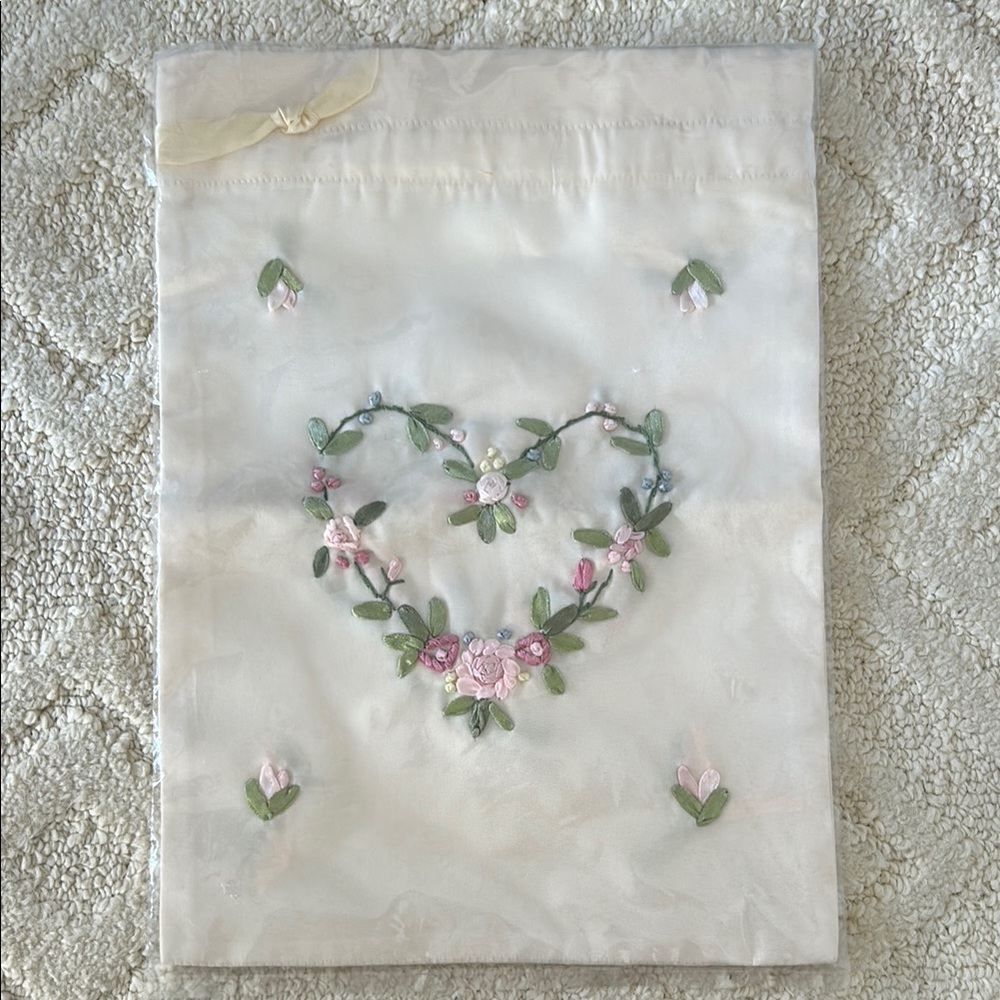 NWOT Embroidered Floral Heart bag